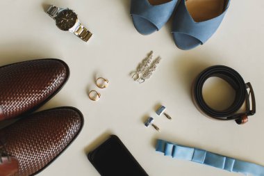 Erkek aksesuarları. Düğün günü damat için aksesuarlar..