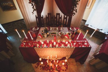 Restoranda akşam yemeği. Mumlar masada. Ziyafet salonu. Düğün ziyafeti.