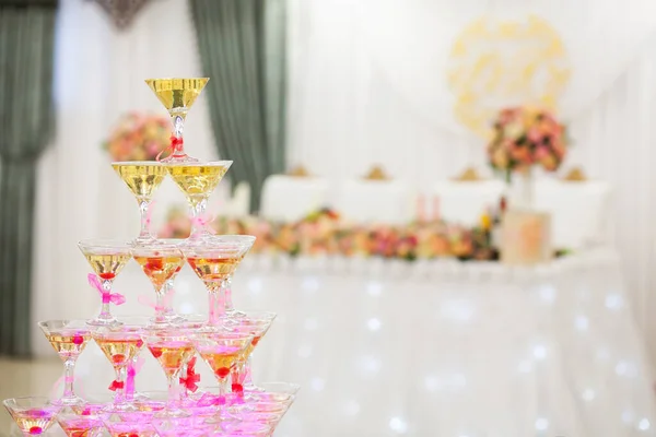 Fai scorrere bicchieri di champagne con una ciliegia sulla festa di nozze. Ghiaccio freddo . — Foto Stock