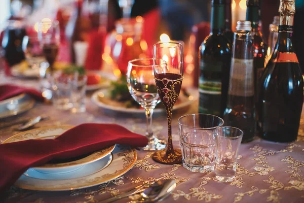 Talheres e copos. Jantar no restaurante. Velas na mesa. Salão de banquetes. A festa de casamento . — Fotografia de Stock