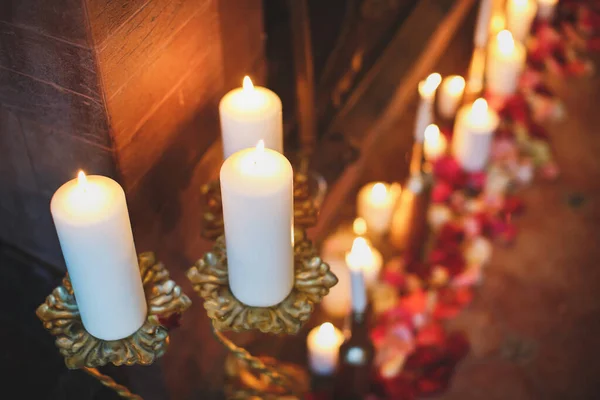 Свечи на стол. Лепестки роз. Свадебный декор . — стоковое фото