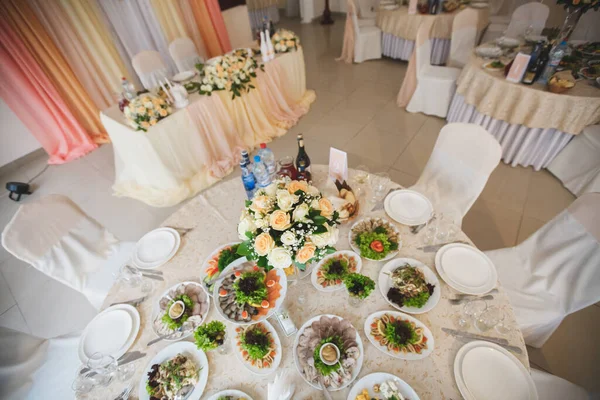 Schöne Blumen im Restaurant auf dem Tisch. Hochzeitsbankett. Eleganter Abendtisch. — Stockfoto