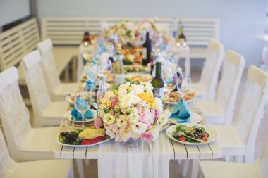 Zarif düğün resepsiyonu masa dekoru ve süslemeleri..