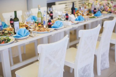 Düğün resepsiyonu için masa hazırlıyorum. Bardaklar masanın üstünde. Zarif düğün resepsiyonu masa dekoru ve süslemeleri..