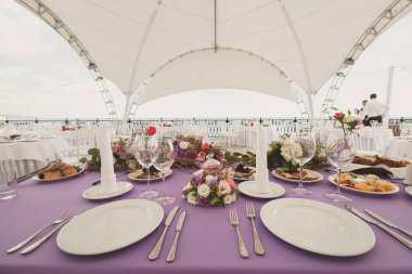 İç bir düğün çadırı dekorasyon misafirler için hazır.