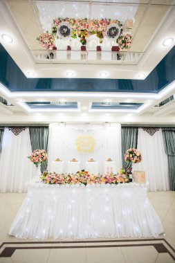 restoranda güzel bir şekilde dekore edilmiş düğün tablo.