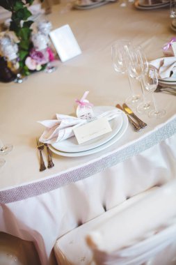 Düğün masasında ismi yazan bir kart.