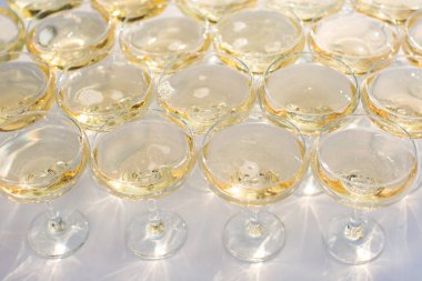 Yeni evliler için şampanyalı güzel bir tepe..