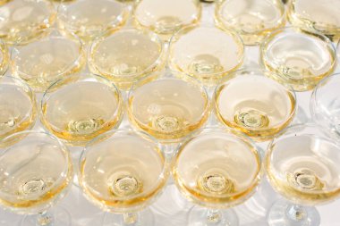 Yeni evliler için şampanyalı güzel bir tepe..