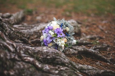 Gelin için güzel renkli bir düğün buketi. Renkli çiçeklerin güzelliği. Bir demet çiçek yakın plan. Gelin aksesuarları. Kız için kadın dekorasyonu. Evlilik ve evli çiftler için detaylar.