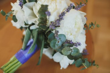 Gelin için güzel renkli bir düğün buketi. Renkli çiçeklerin güzelliği. Bir demet çiçek yakın plan. Gelin aksesuarları. Kız için kadın dekorasyonu. Evlilik ve evli çiftler için detaylar.