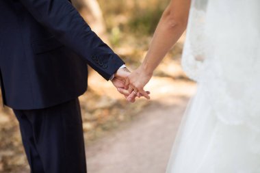Gelin ve damat birlikte onların elele yürürken.