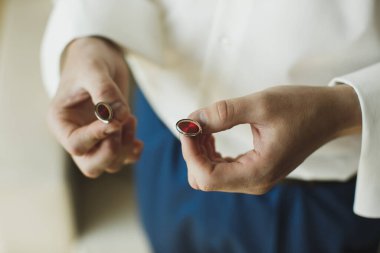 Nikah yüzüğü damadın elinde..