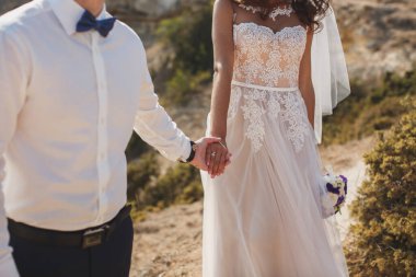 Gelin ve damat birlikte onların elele yürürken.