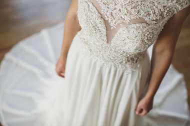 Zarif beyaz gelinlik içinde gelin..