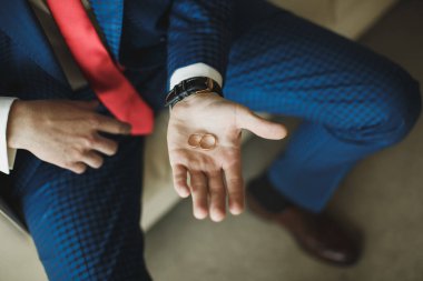 Nikah yüzüğü damadın elinde..