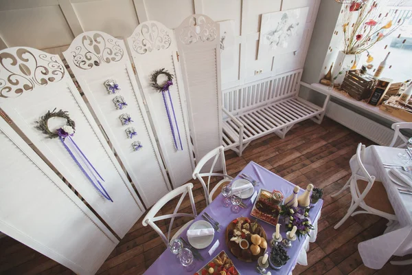 Esstisch im Provence-Stil mit Kerzen, Lavendel, Vintage-Geschirr und Besteck, Nahaufnahme. — Stockfoto