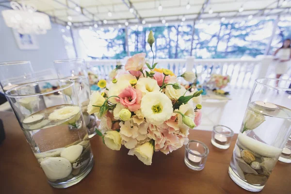 Vackert blomsterarrangemang vid bröllopsbordet. — Stockfoto