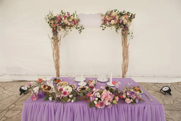 La table de mariée. Une tente. Banquet de mariage extérieur . — Photo