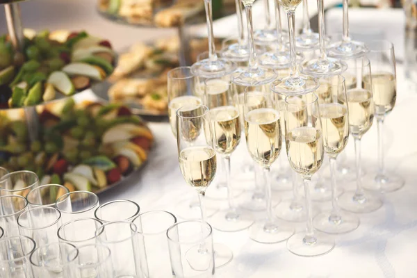 Buffet recepción vinos de frutas champán. Banquete. cuadro . —  Fotos de Stock