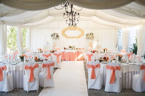Der Hochzeitssaal ist mit Blumen und Schleifen geschmückt — Stockfoto