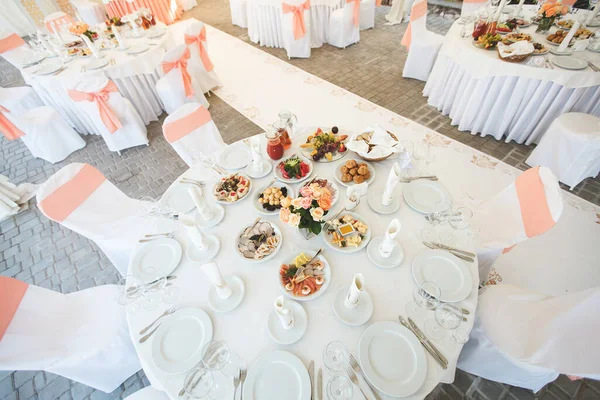 Der Hochzeitssaal ist mit Blumen und Schleifen geschmückt — Stockfoto