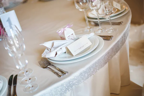 Una tarjeta con un nombre en la mesa de la boda — Foto de Stock