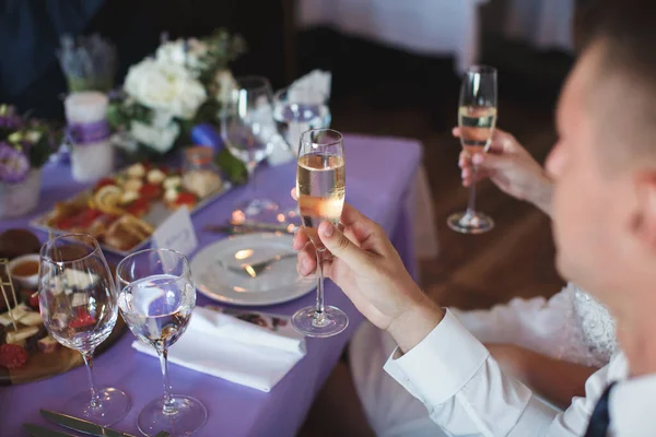 Ręce trzymając okulary i tosty, szczęśliwy świąteczny moment, luksusowa koncepcja świętowania. Szklanki szampana w dłoniach. — Zdjęcie stockowe
