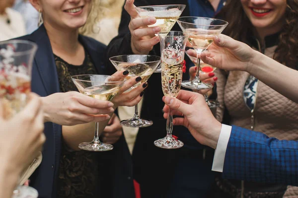 手を保持眼鏡やトースト、幸せなお祝いの瞬間、豪華なお祝いのコンセプト。手にシャンパンのクリンクグラス. — ストック写真