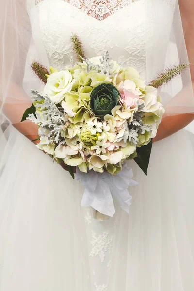 Nevěsta drží krásnou svatební kytici květin . — Stock fotografie