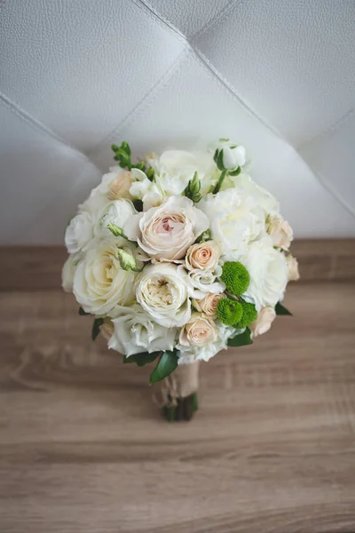 Hermoso ramo de colores de la boda para la novia. Belleza de flores de colores. Un puñado de floretes. Accesorios nupciales. Decoración femenina para niña. Detalles para el matrimonio y para la pareja casada. — Foto de Stock