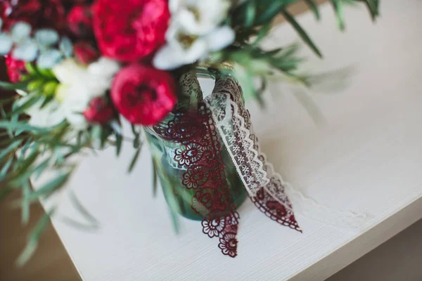Piękny bukiet ślubny dla panny młodej. Piękno kolorowych kwiatów. Zbliż kilka floretów. Akcesoria ślubne. Kobieca dekoracja dla dziewczyny. Szczegóły dotyczące małżeństwa i małżeństwa. — Zdjęcie stockowe