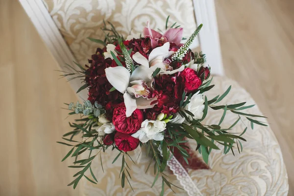 Hermoso ramo de colores de la boda para la novia. Belleza de flores de colores. Un puñado de floretes. Accesorios nupciales. Decoración femenina para niña. Detalles para el matrimonio y para la pareja casada. — Foto de Stock