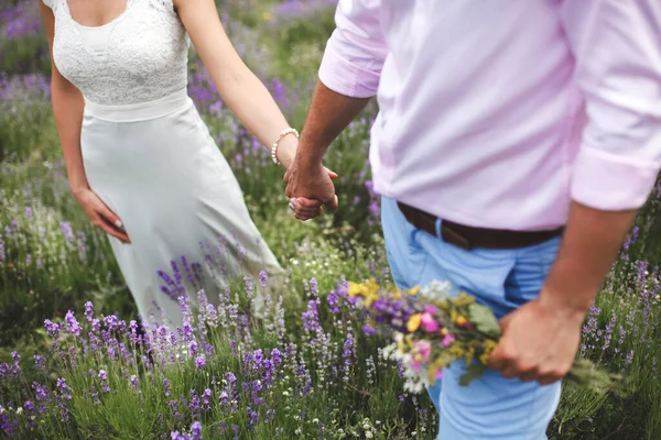 Gelin ve damat birlikte onların elele yürürken. — Stok fotoğraf