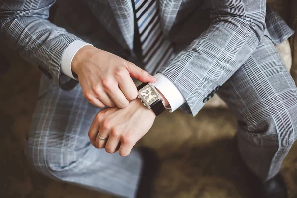 L'homme d'affaires regardant sa montre ponctualité . — Photo