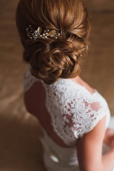 Acconciatura da sposa. Sposa. La ragazza dai capelli castani con i capelli ricci, styling con barrette . — Foto Stock