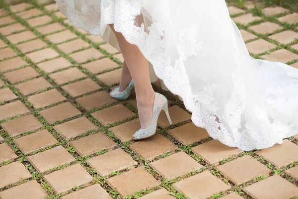 Krásné růžové nevěsty boty elegantní vysoké podpatky stylové béžové boty zdobené drahokamy krásné a elegantní boty mladé dívky. — Stock fotografie