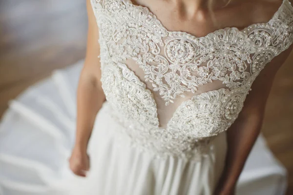 La novia en un elegante vestido de novia blanco . — Foto de Stock