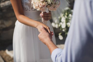 Gelin ve damat birlikte onların elele yürürken.