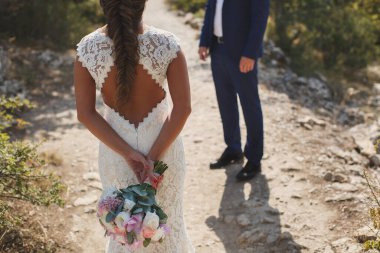 Gelin ve damadın ilk buluşması. Düğün için. Güzel bir gelinle ilk buluşmada damat olmak. Düğün konsepti.