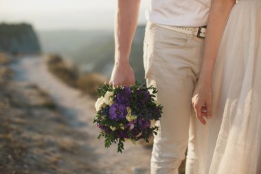 Mutlu gelin ve damat düğün kucaklaşmalarında.