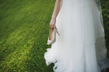 Gelin Ayakkabı elinde tutan.