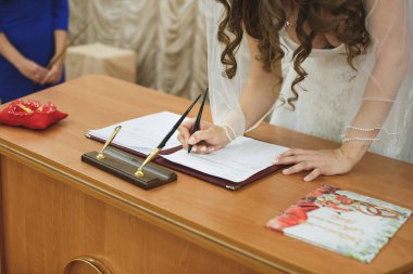 Gelin ve damat evlilik düğün sertifika kayıt defteri, imzalama.