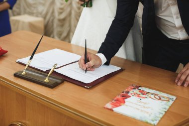 Gelin ve damat evlilik düğün sertifika kayıt defteri, imzalama.