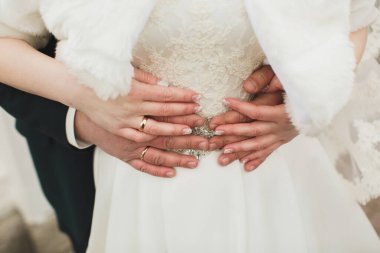 Mutlu gelin ve damat düğün kucaklaşmalarında.