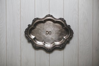 Alyanslar metal bir tepside.