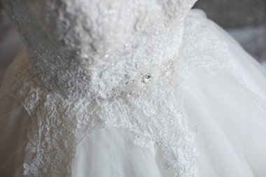 Manken üzerinde beyaz gelinlik. Gelinin ücretleri..