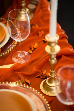 Masayı kırmızı masa örtüsüyle, mumlarla ve şık yemeklerle donatmak..