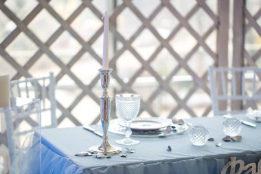 Bir ziyafette cam şamdanla masa servisi yapmak..