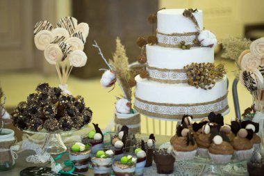 Sergide keklerle düğün pastası.